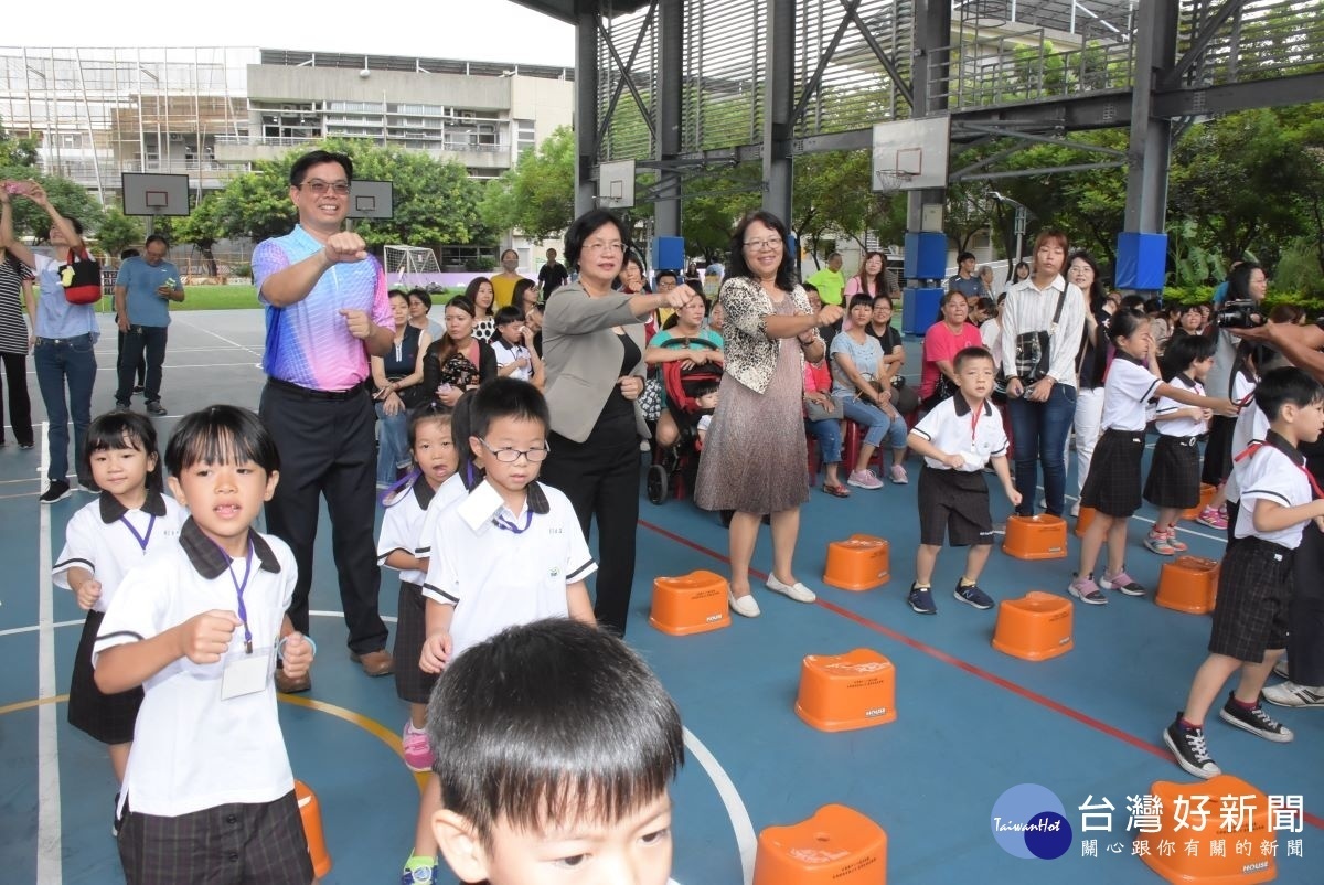 國中小學開學日贈書活動，縣長王惠美、縣府教育處長陳逸玲、信義國中小學校長曹建文與新生動一動暖身操。圖／記者鄧富珍攝