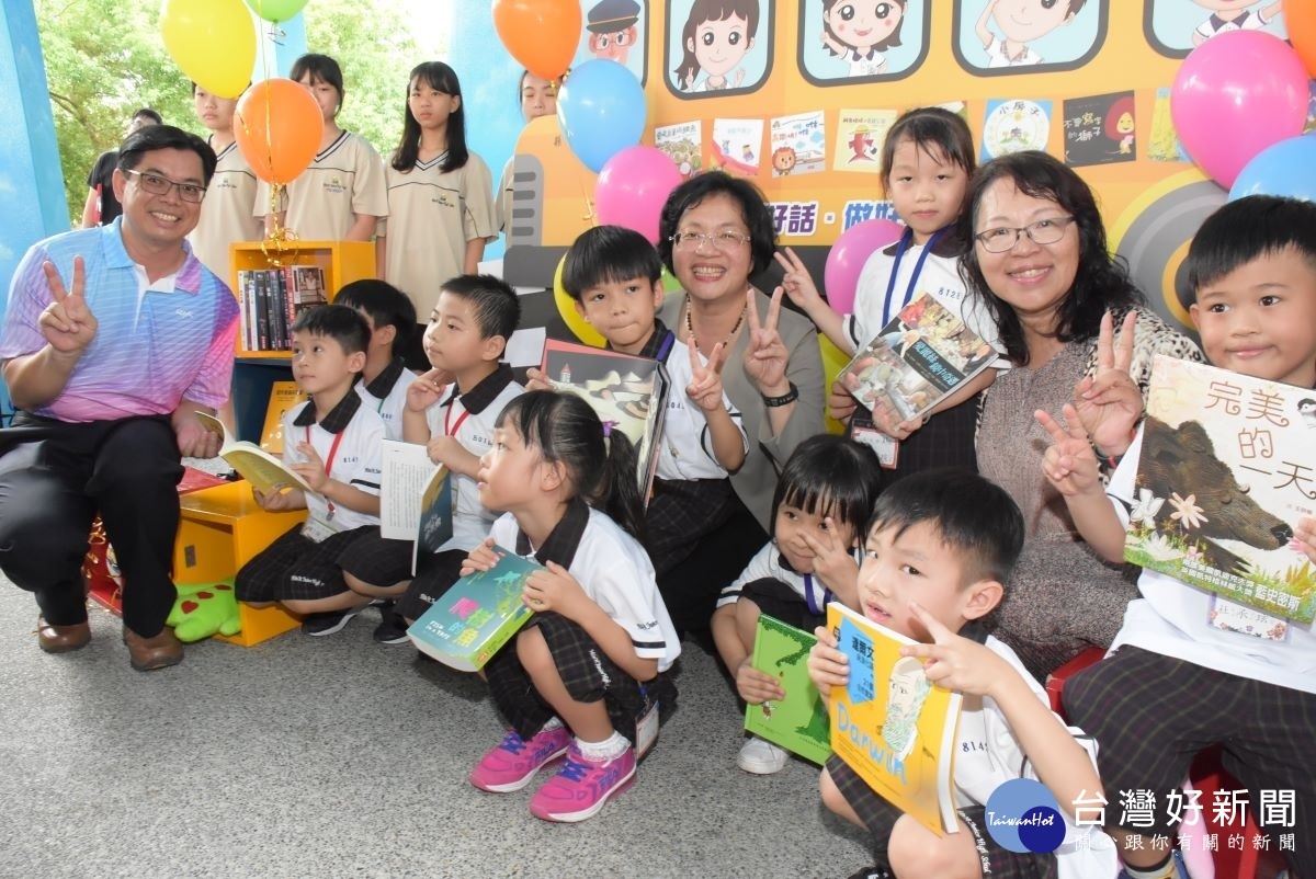 新生贈書活動。圖／記者鄧富珍攝