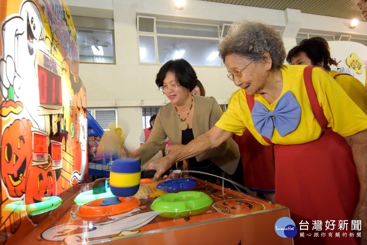 縣長王惠美與98歲阿嬤一起玩打地鼠。圖／記者鄧富珍攝