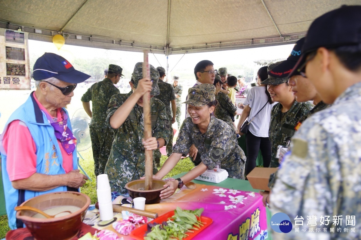 客家局設立客語攤位，提供客家擂茶體驗推廣客家文化，吸引許多國軍弟兄及社區民眾爭相體驗。