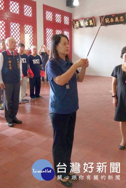 國民黨雲林縣黨部主委許宇甄偕同黃榮林黨部主委謝大霖暨地方幹部，於忠烈祠向軍人烈士牌位獻花致敬。