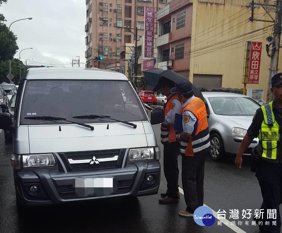 車輛違規改裝及超載情形頻傳，威脅學幼童上下學行的安全，桃園監理站會同相關單位實施聯合稽查。