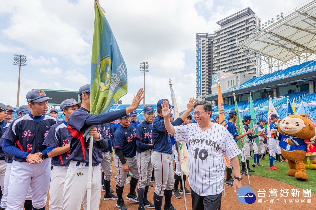 桃園市長鄭文燦向參加「2019桃園市第四屆桃園盃全國三級棒球錦標賽=街 的選手們致意。