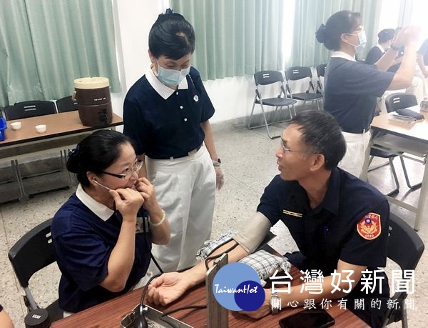 北港警分局108年上半年共有6個單位，合計7案勤業務獲得雲林縣警局評列績優，分局長王立德於「聯合勤教」公開頒獎表揚，激勵士氣。