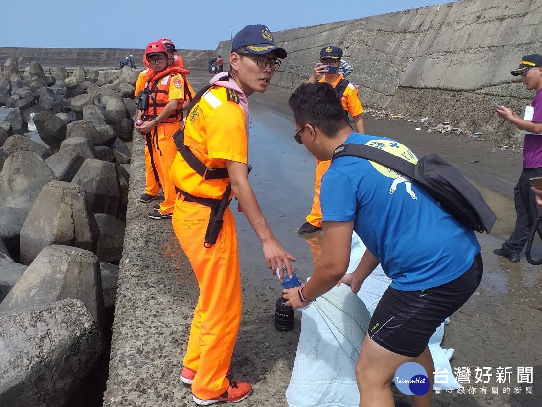 竹圍港外漁船翻覆 陸海空聯合搜救