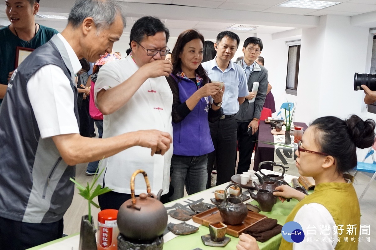 「108年桃園市優質紅茶評鑑比賽」頒獎典禮中，桃園市長鄭文燦、立法委員蔣絜安、農業局長郭承泉一起品嚐農友的紅茶。