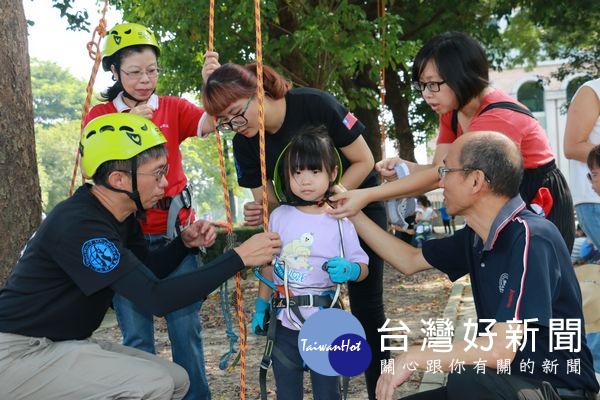 環球科大許淑敏董事長及沈健華校長陪伴附設幼兒園的小朋友勇敢體驗攀樹，學習專注力及耐力，傳達關懷弱勢的教育精神。