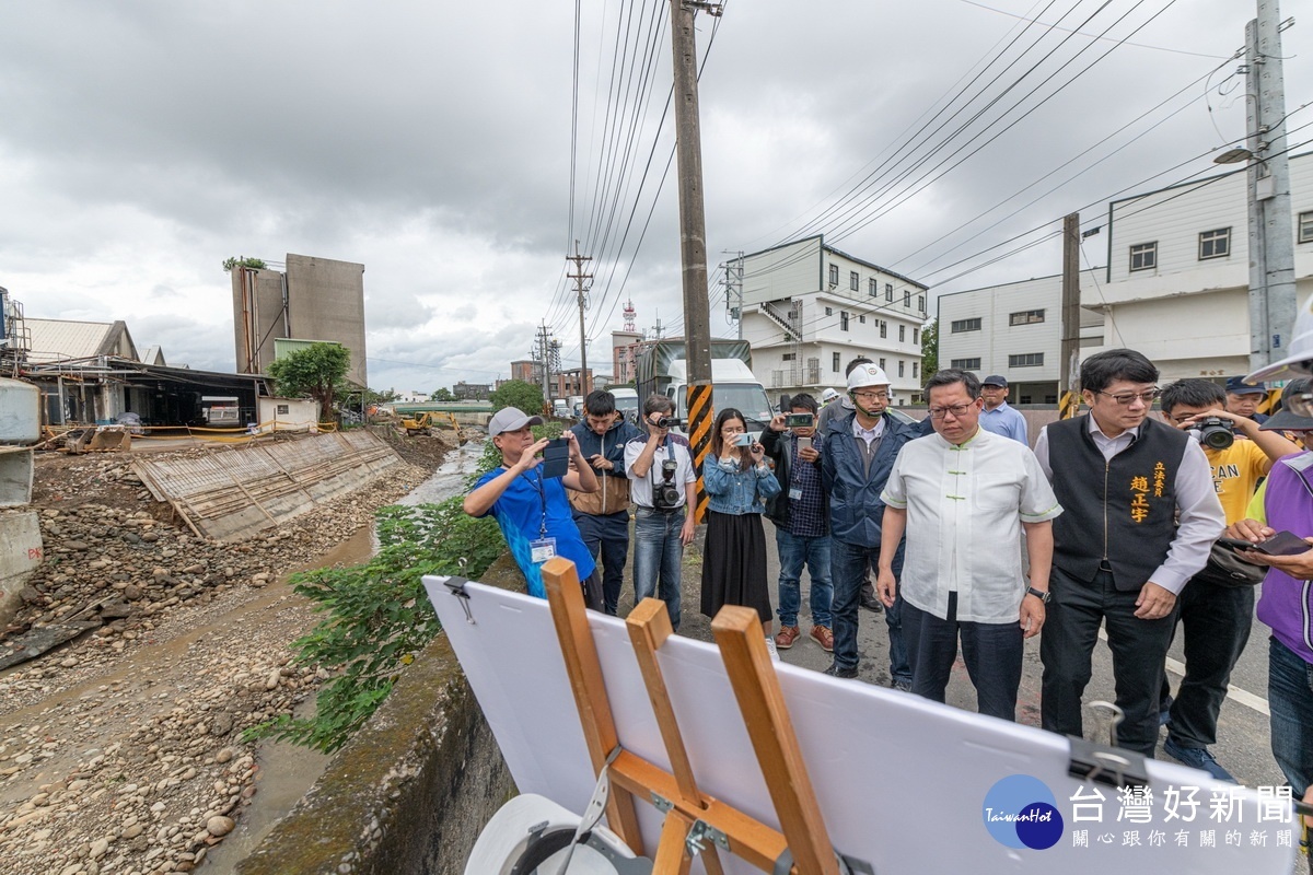 因應中颱米塔來襲，桃園市長鄭文燦視察八德、桃園防汛整備工作。