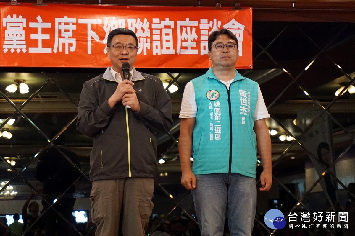 民進黨主席卓榮泰向大家介紹立委提名參選人黃世杰是一位最傑出的人選。