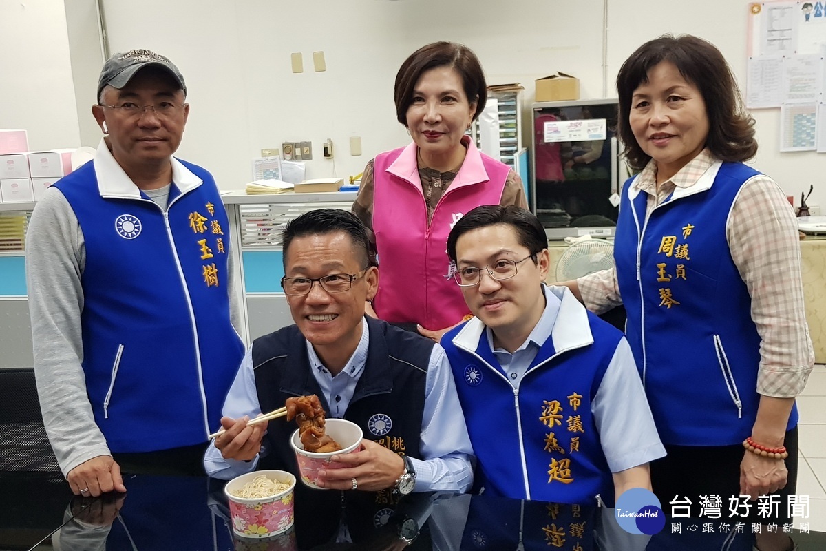 桃園市議員劉安祺服務處遭到槍擊，國民黨團送上豬腳麵線為他壓驚過運。