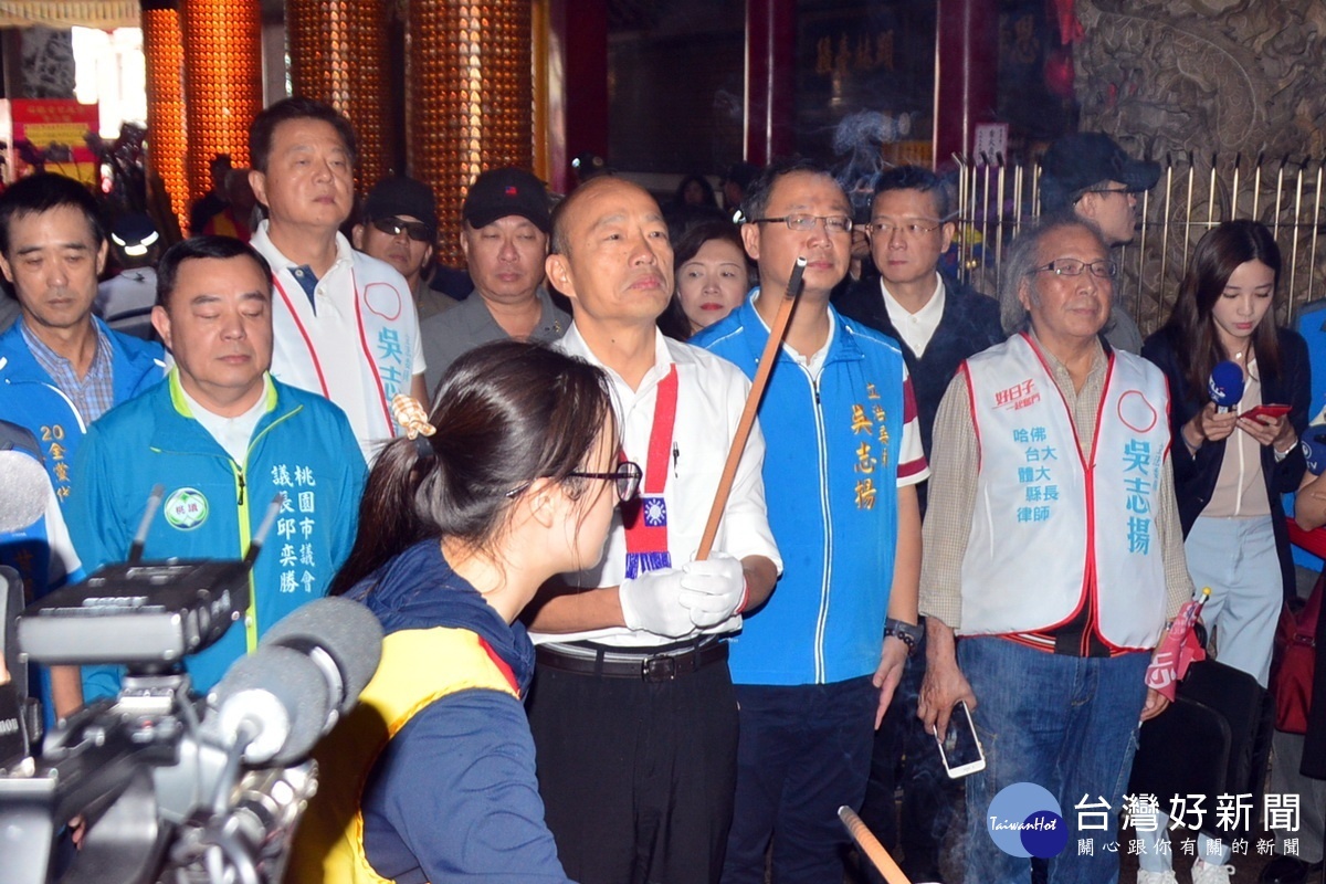 國民黨總統參選人韓國瑜桃園傾聽之旅前往觀音區甘泉寺參拜。