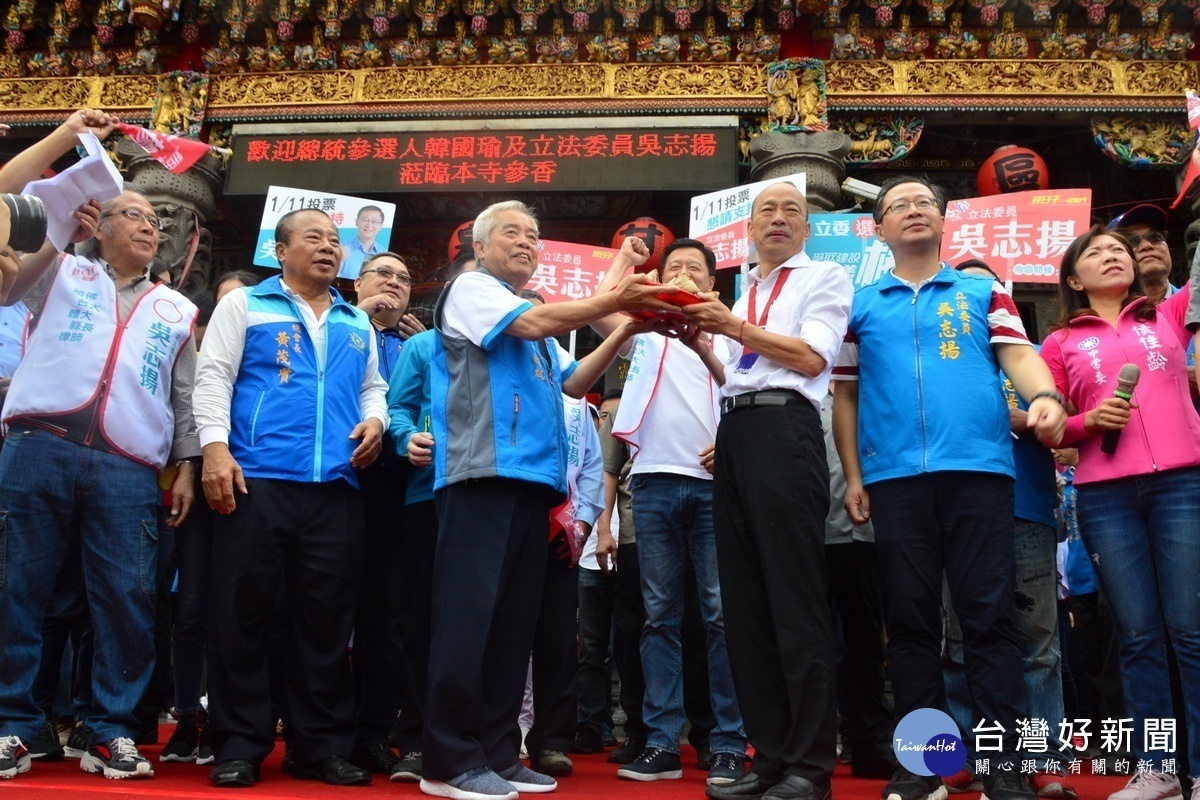 國民黨總統參選人韓國瑜桃園傾聽之旅前往觀音區甘泉寺參拜，寺方送上「包粽」預祝韓國瑜當選總統。