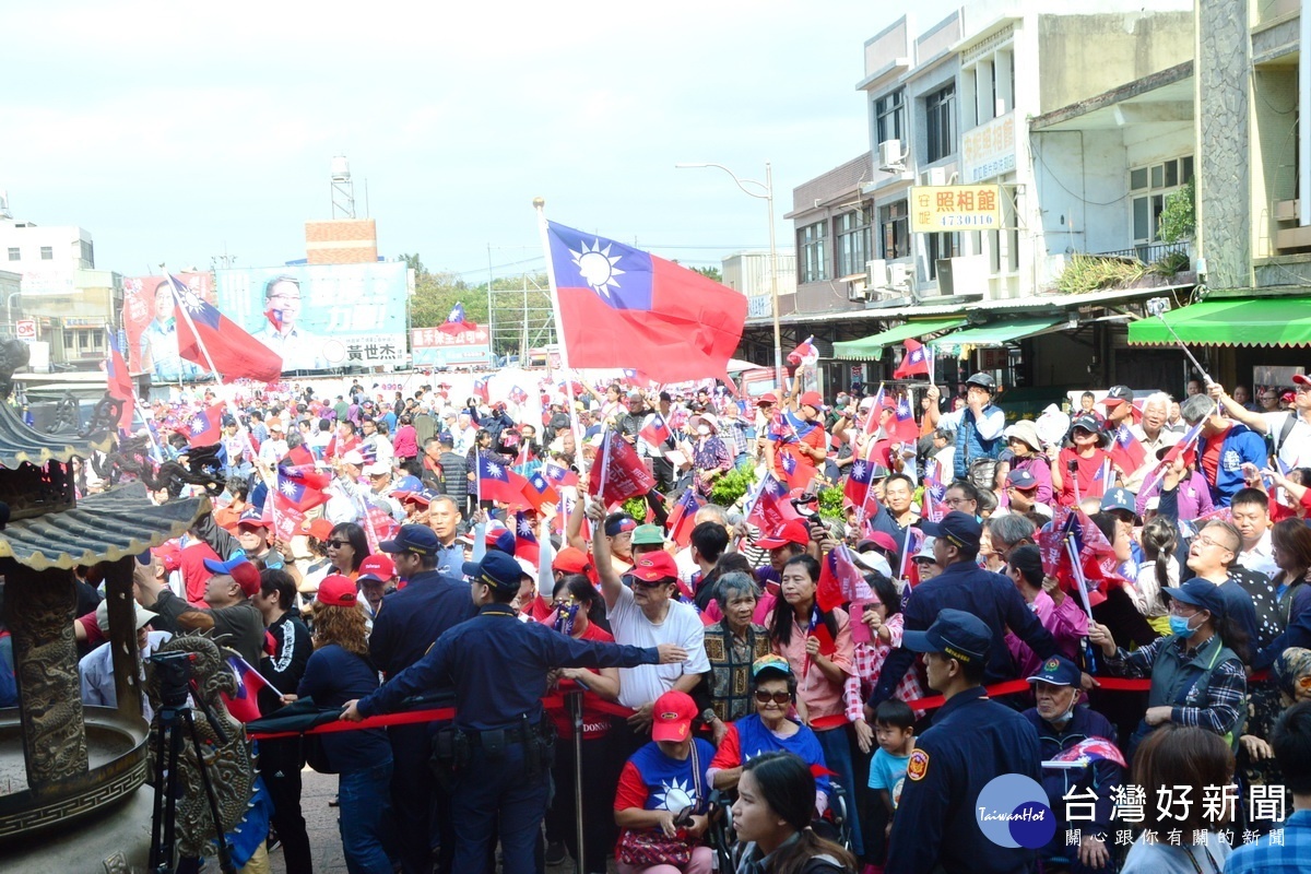 國民黨總統參選人韓國瑜桃園傾聽之旅前往觀音區甘泉寺參拜，地方人士夾道觀迎高喊凍蒜。