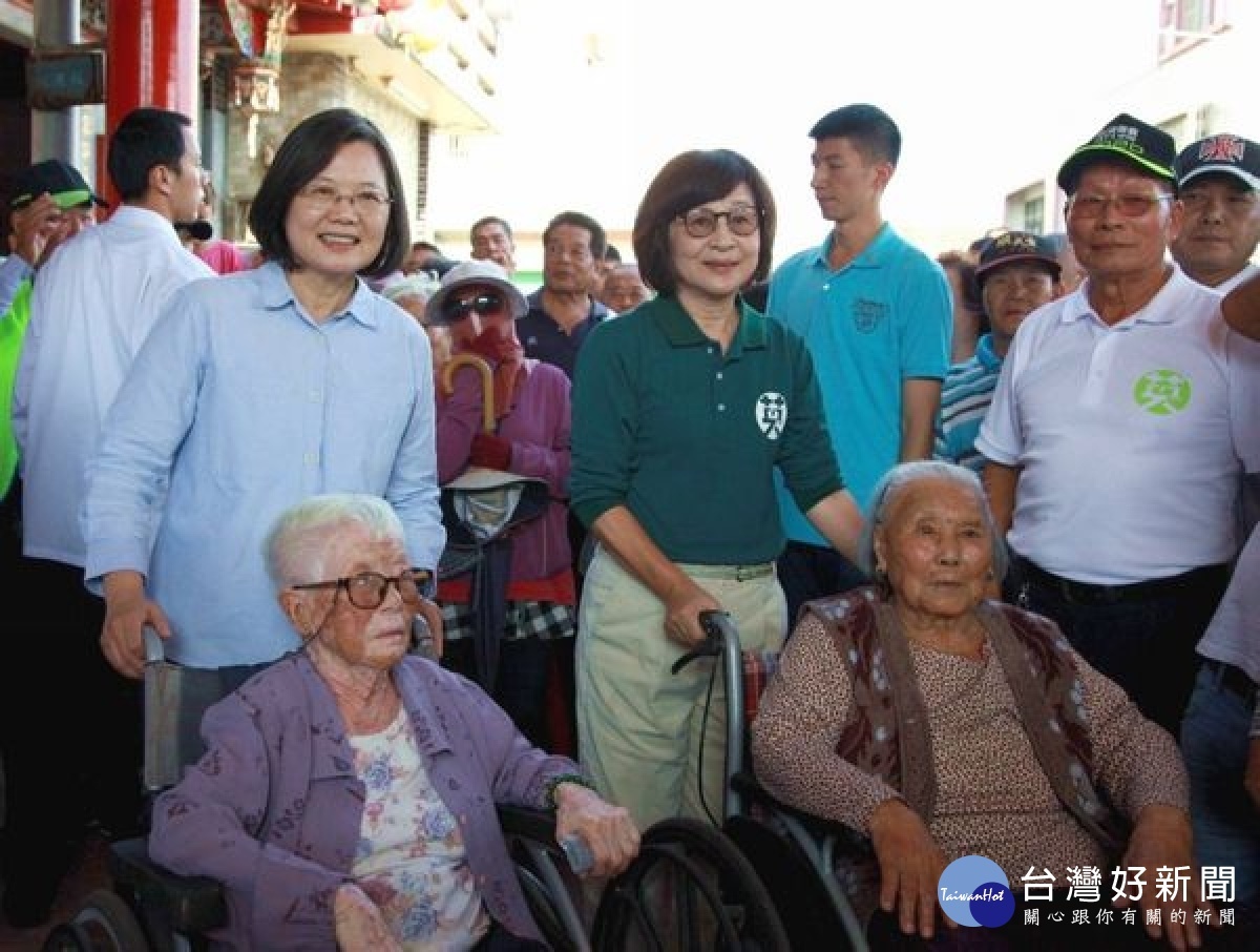 總統蔡英文在立委蘇治芬陪同下，到雲林海線五鄉鎮拜票，沿途支持民眾夾道歡呼，高喊「蔡英文凍蒜、蘇治芬凍蒜」。