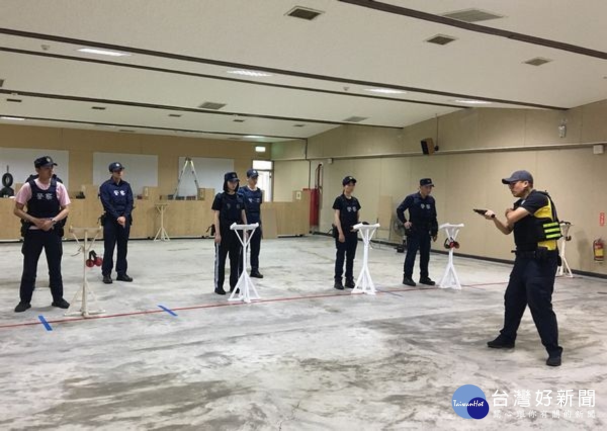 北港警分局因應員警勤務中各種突發狀況及所需的體能反應，由常訓教官指導實施防護型噴霧器、破窗之程序及技巧、槍枝防搶、解送人犯、組合警力等課程訓練。