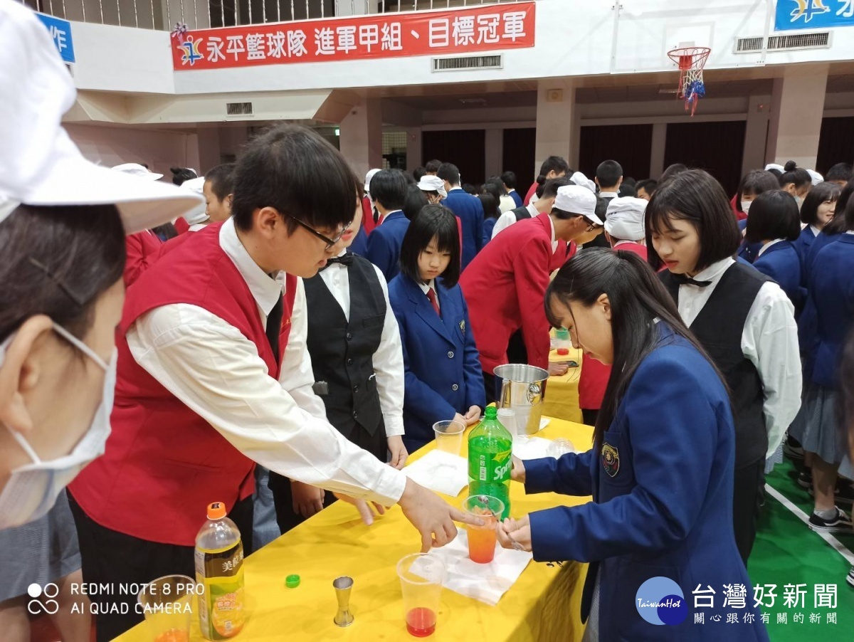 永平學生指導華陵高校學生飲料調製。(圖／林鵬程攝)