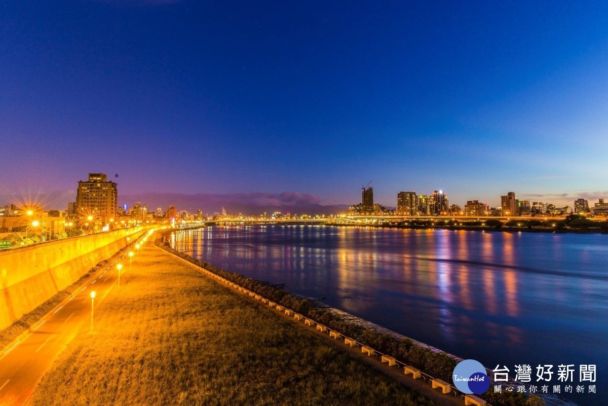 從跨堤景觀平台看到的浪漫夜景（圖／台北市政府工務局提供）