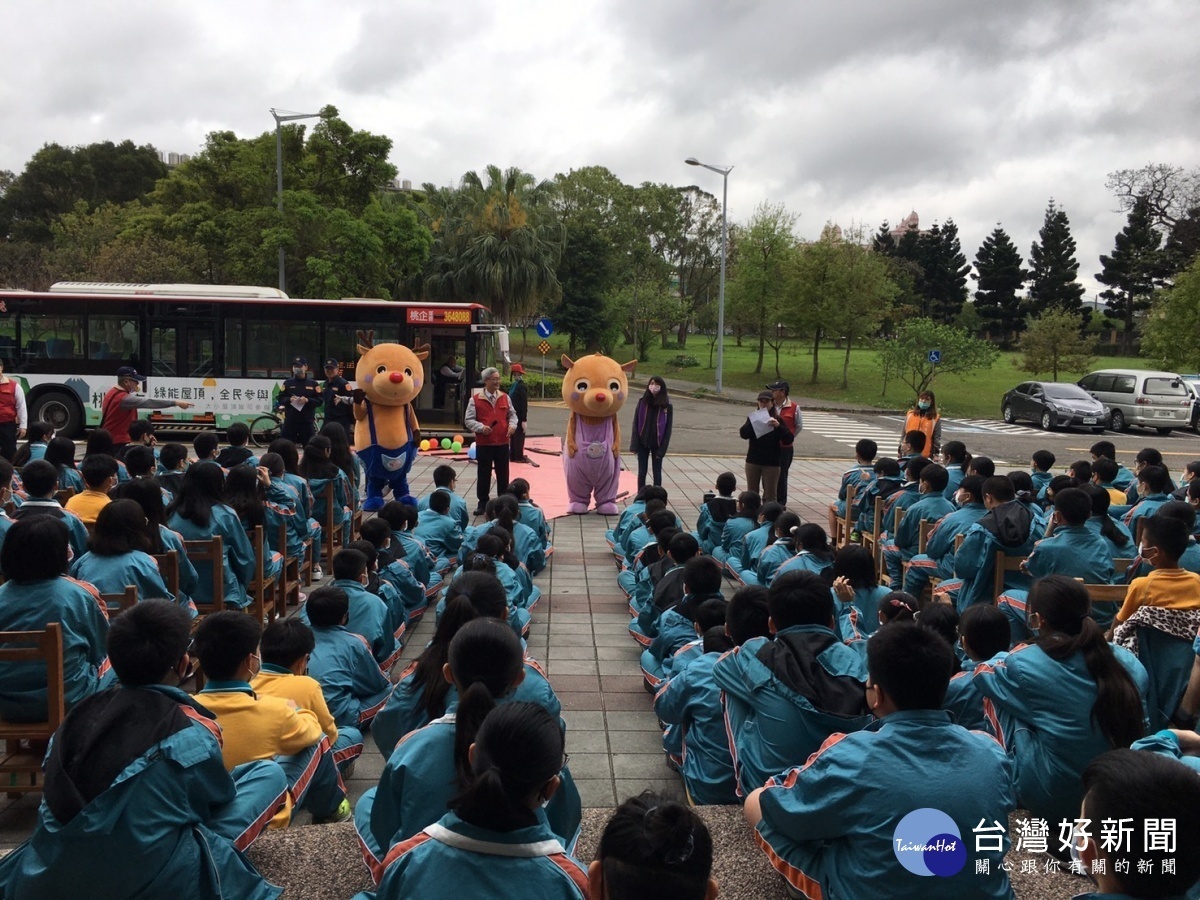 桃園及中壢監理站辦理「大型車視野死角與內輪差」校園宣導，向下紮根交通安全教育。