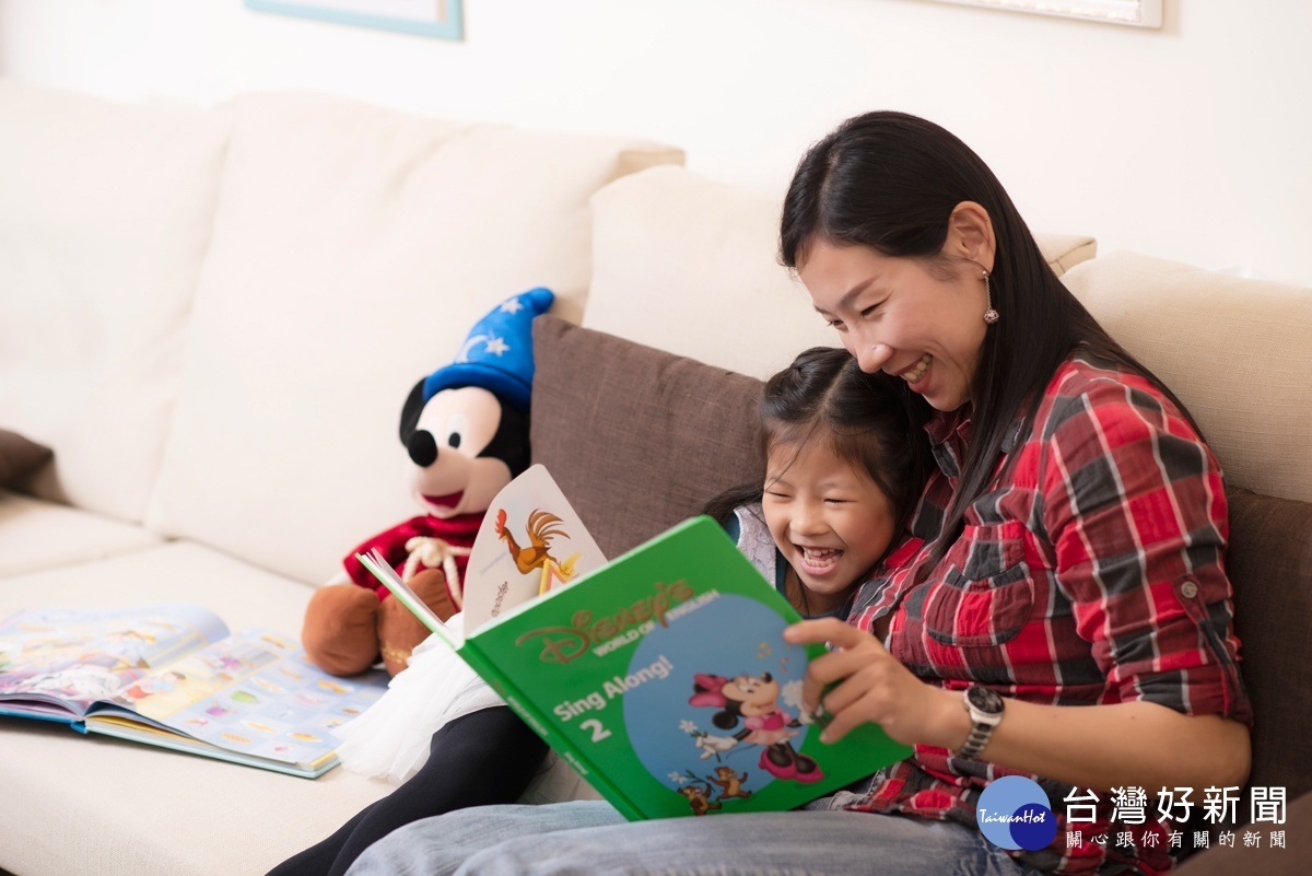 透過可愛的迪士尼卡通人物，劉佩靈讓孩子輕鬆學習美語，成果令人驚豔。