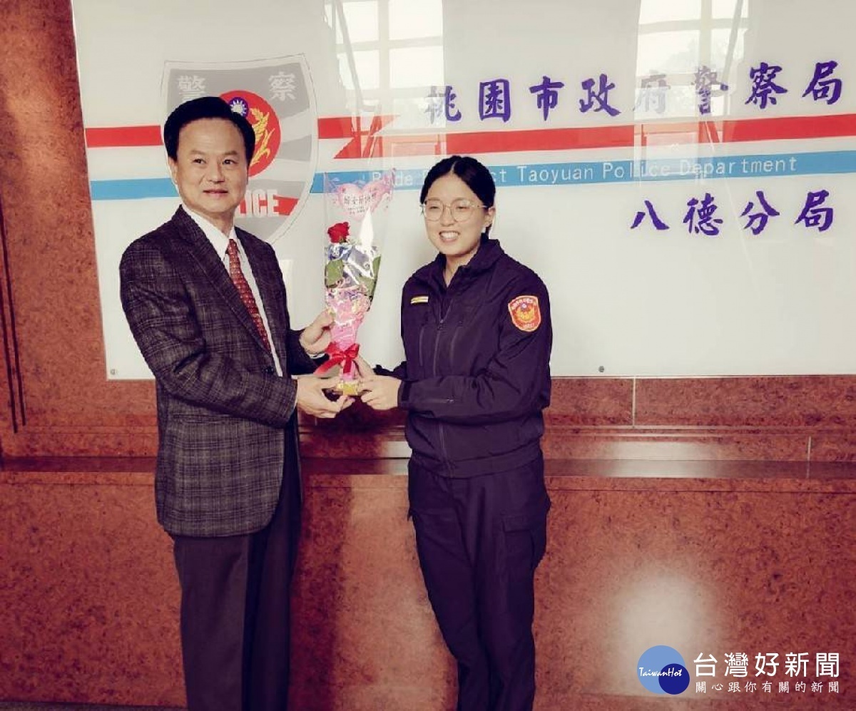 婦女節八德警贈玫瑰花、面膜及巧克力，女警讚實用又開心。