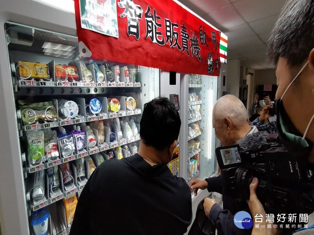 晚上不擔心肚子餓　 超商「智能販賣機」入駐榮家 台灣好新聞 第4張