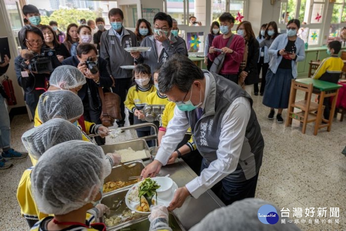 市長與義興國小學生依序排隊取餐