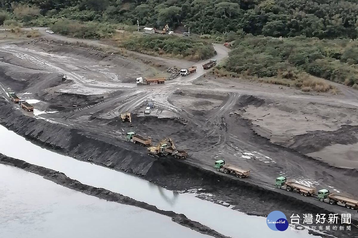 石門水庫羅浮及義興清淤車輛行駛台七線，許多民眾及遊客反應造成交通及環境嚴重衝擊。