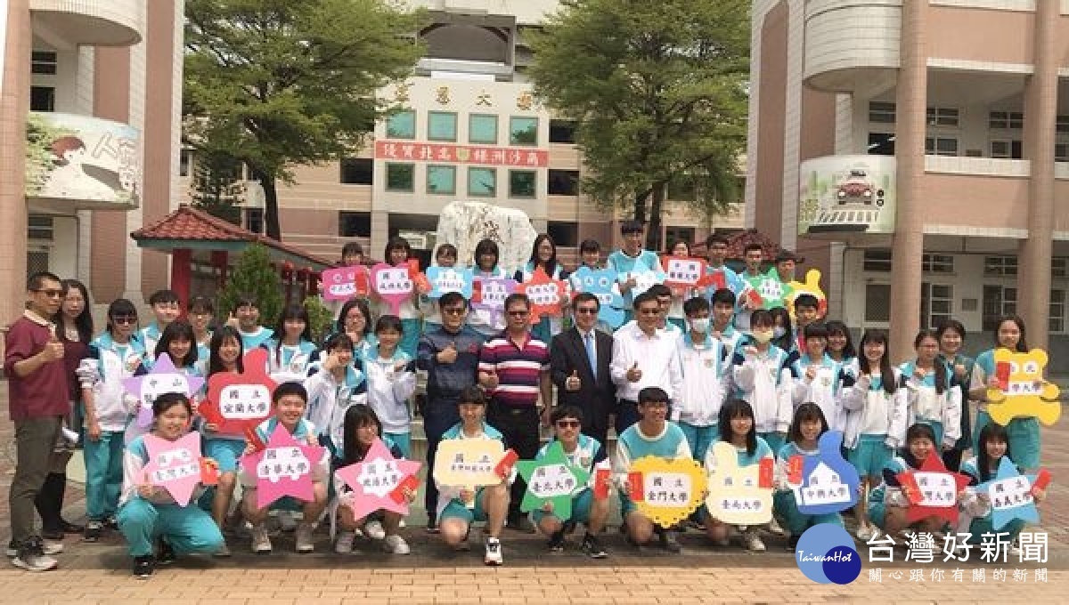 大學繁星放榜，北港高中成績亮眼，上榜率高達71%，校長傅國樑及家長會長蘇紋亨等頒獎鼓勵上榜同學，亦肯定大家三年的努力耕耘，終於收獲豐碩的成果。