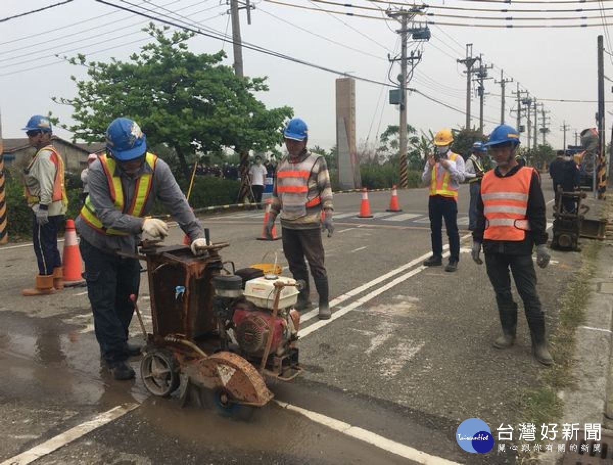 口湖鄉文明路進行台澎電纜線路工程，部分居民集結呼口號表達訴求，經北港警方依法舉牌警告，籲請民眾理性離去，工程順利開挖。