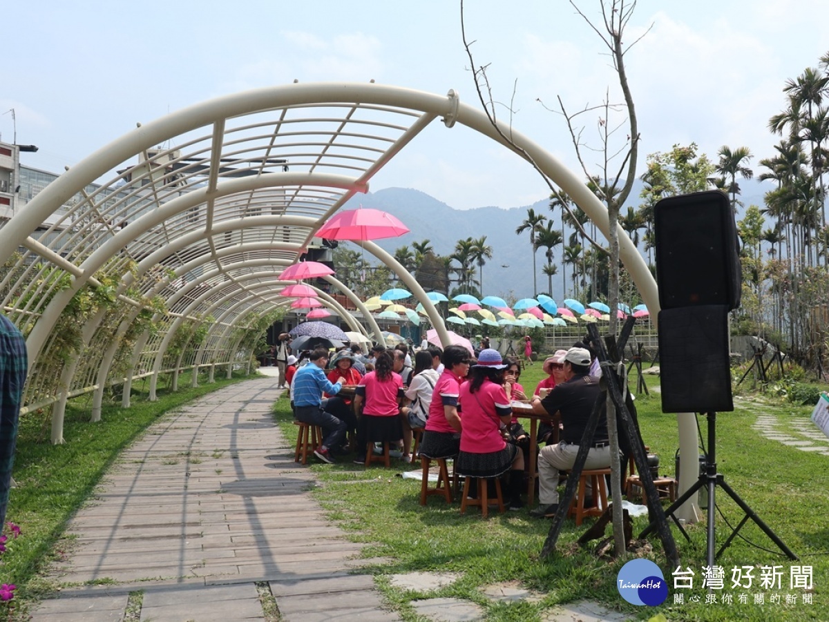 引用曲水流觴概念佈置的茶席，在紫藤花浪漫的氛圍下，讓民眾品嘗瑞里好茶香。（圖／記者王丰禾攝）