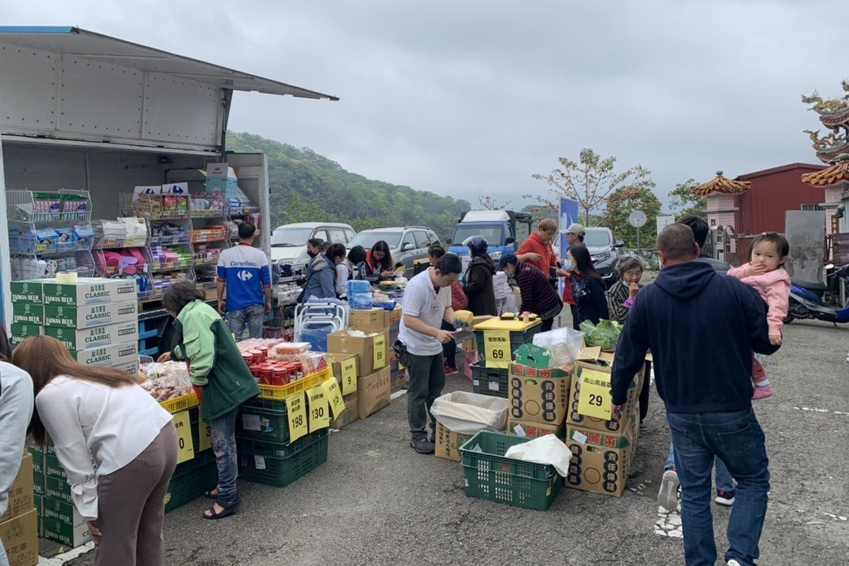 樂福行動超市深入偏鄉，提供偏遠山區民眾民生物資販售服務。