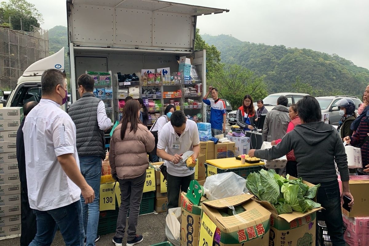 樂福行動超市深入偏鄉，提供偏遠山區民眾民生物資販售服務。