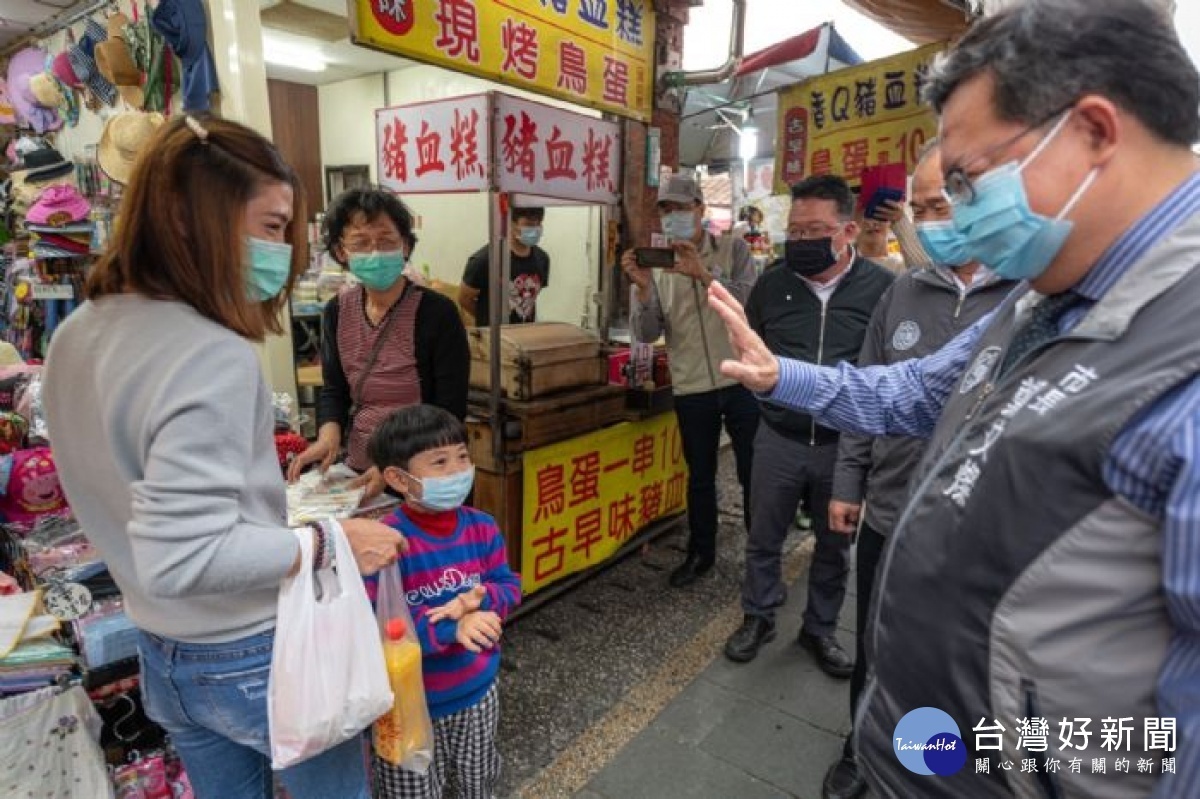 桃園市長鄭文燦前往大溪區，視察大溪老街防疫及人流管制措施。