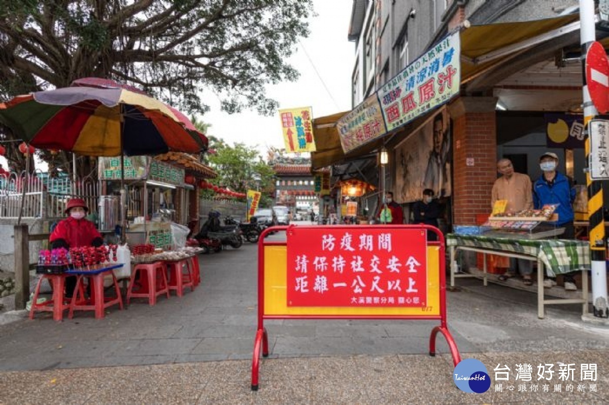 桃園市長鄭文燦前往大溪區，視察大溪老街防疫及人流管制措施。