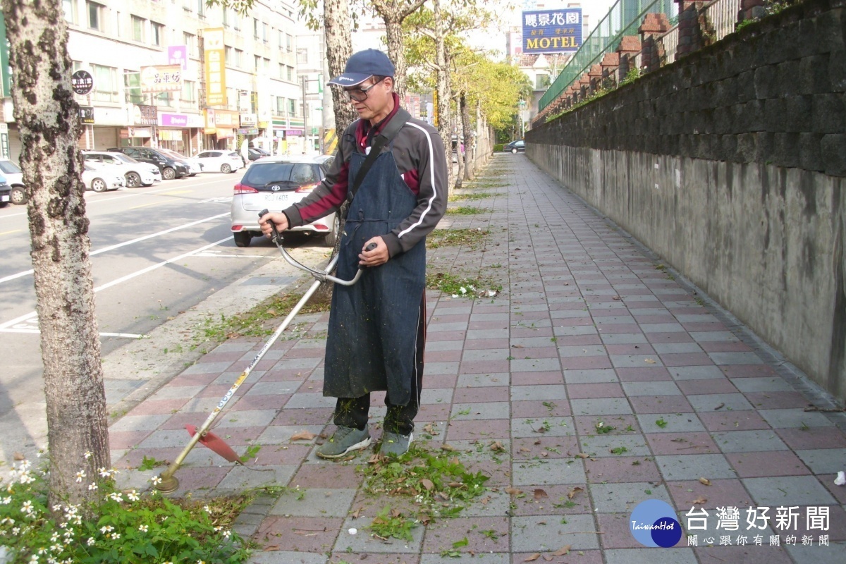 鍾里長常帶著志工團隊進行環境清潔及修樹除草。