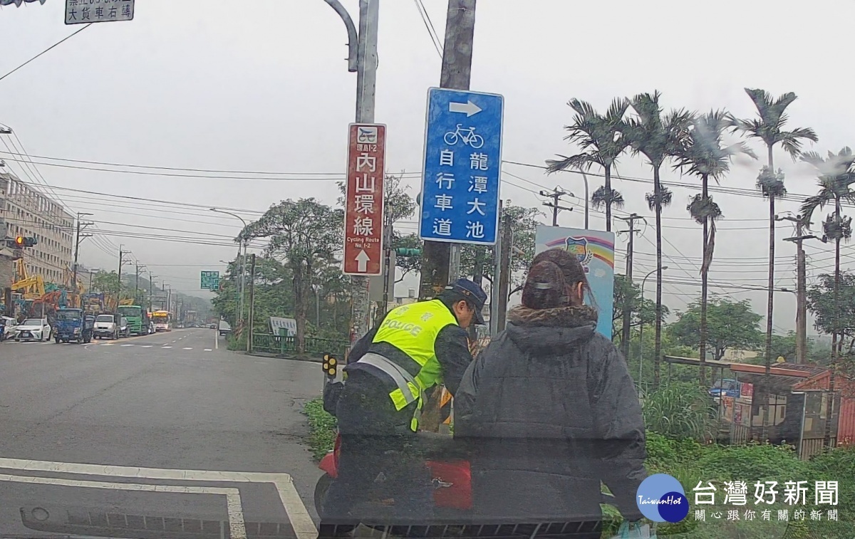 女子騎機車癲癇發作路倒，巡邏警發現及時送醫救治。