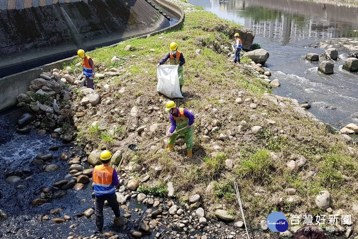 提早在汛期來臨前完成防汛整備，桃園市政府水務局舉辦清溝總動員活動。