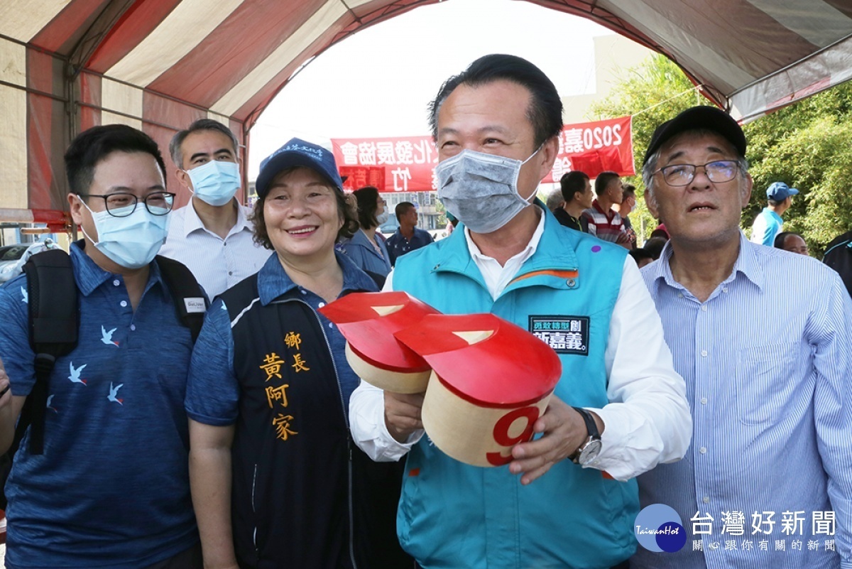 縣長翁章梁、鄉長黃阿家及嘉義縣文化基金會執行長陳尚雍（左一）上午前往觀賽／嘉義縣府提供