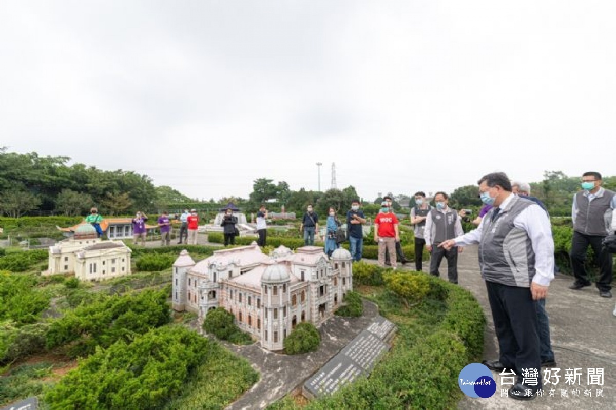 市長參觀園區內呈現的縮小版建築