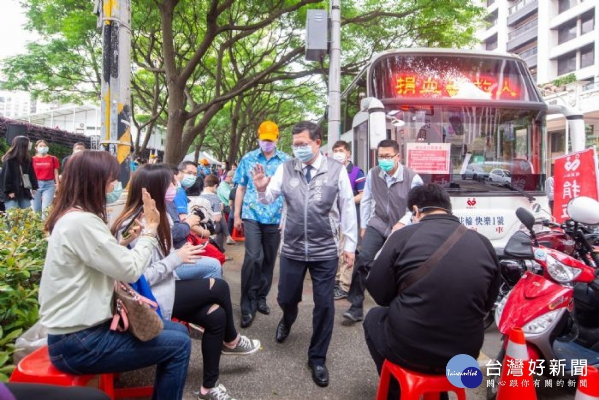 市長向等候捐血民眾揮手致意