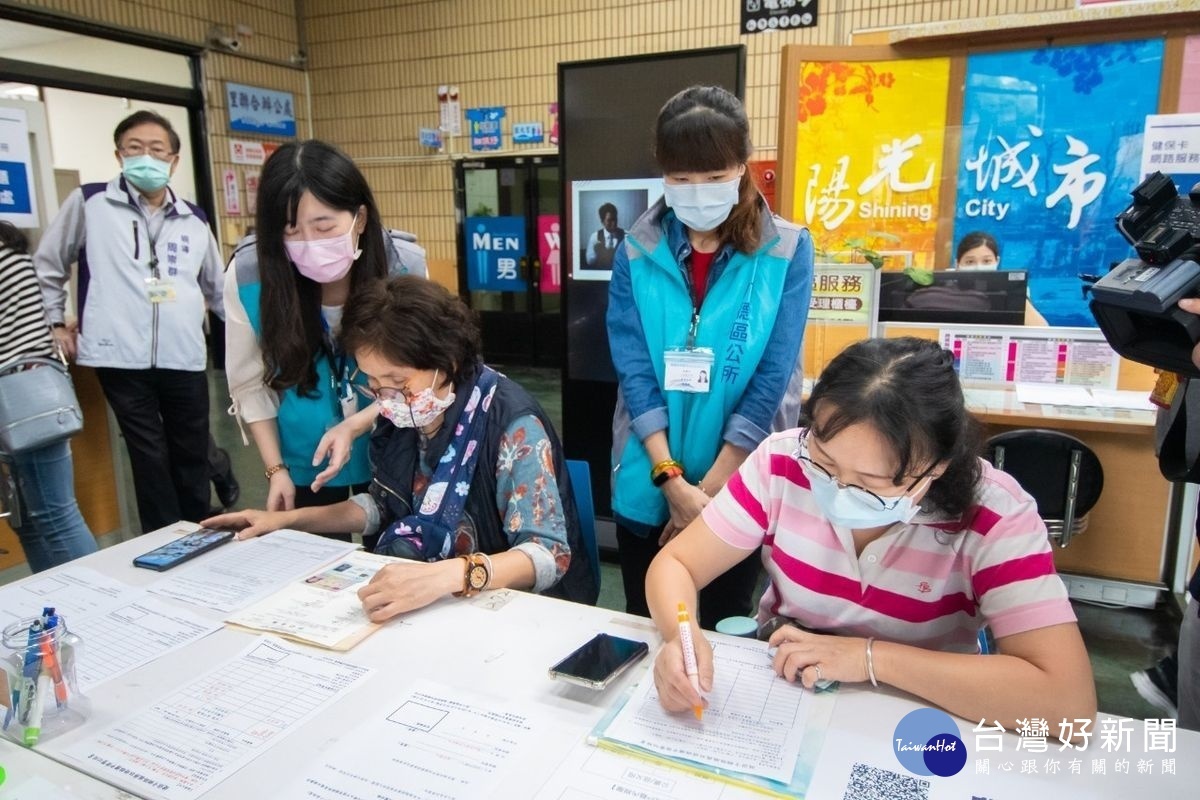 市民攜帶申請四寶，由專人協助完成手機綁定健保卡，購買全家人口罩的便民服務。