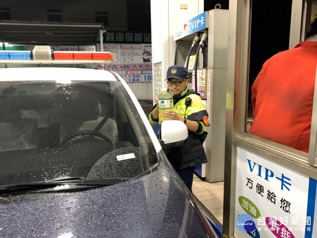 男子寒雨夜裡駕車拋錨停路中，暖警推車買油助解圍。