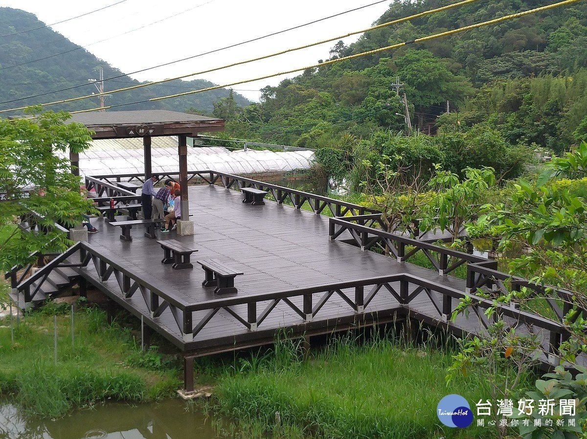 來訪遊客坐在永結亭內話家常（圖／台北市大地處提供）