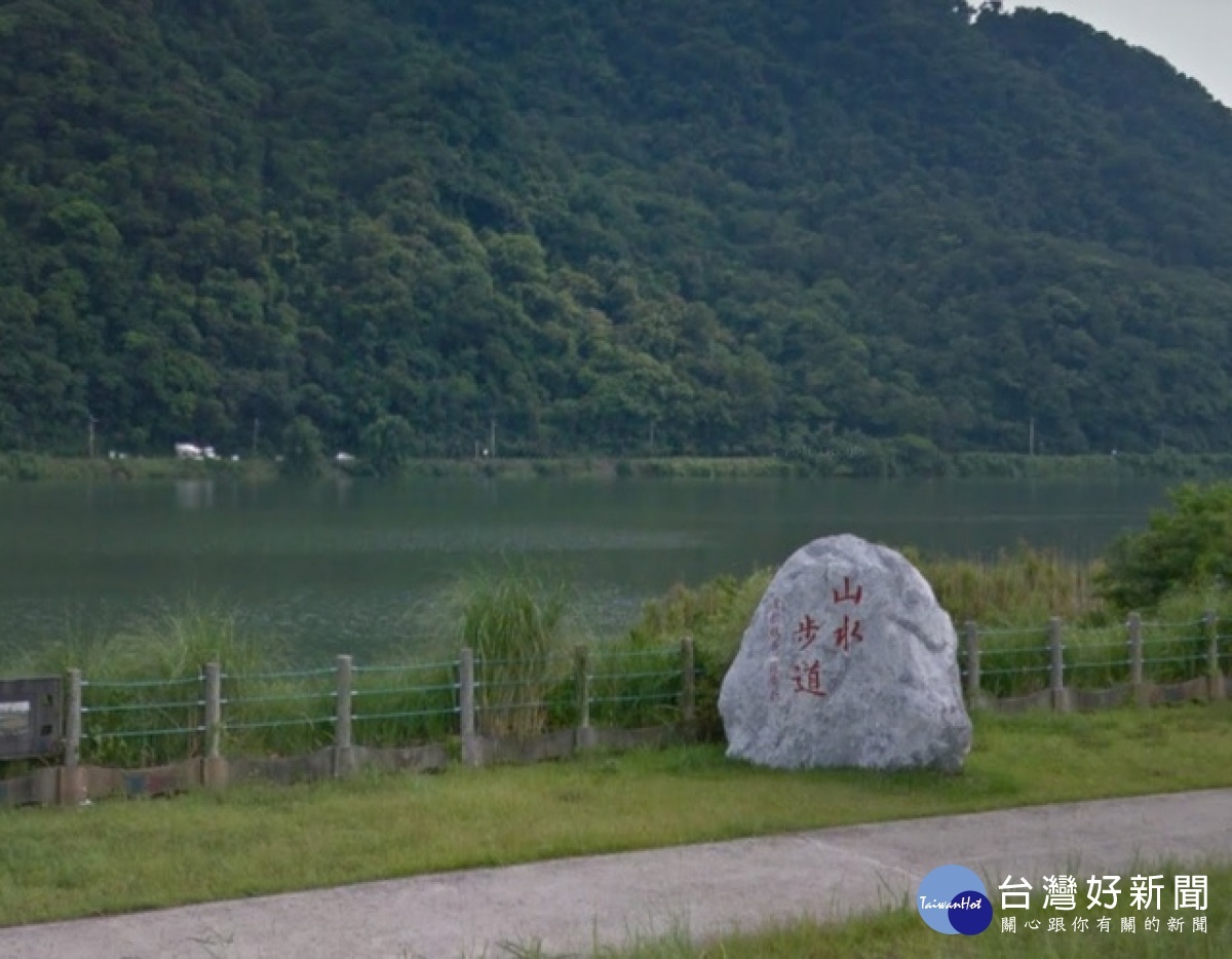 鶯歌區二甲里地處大漢溪、鳶山堰水壩旁，當地社區一側緊鄰樹木茂盛的鳶山，另一側沿著大漢溪而上，豐富的自然環境與生態食物鏈，也是適合蛇類生活的棲地