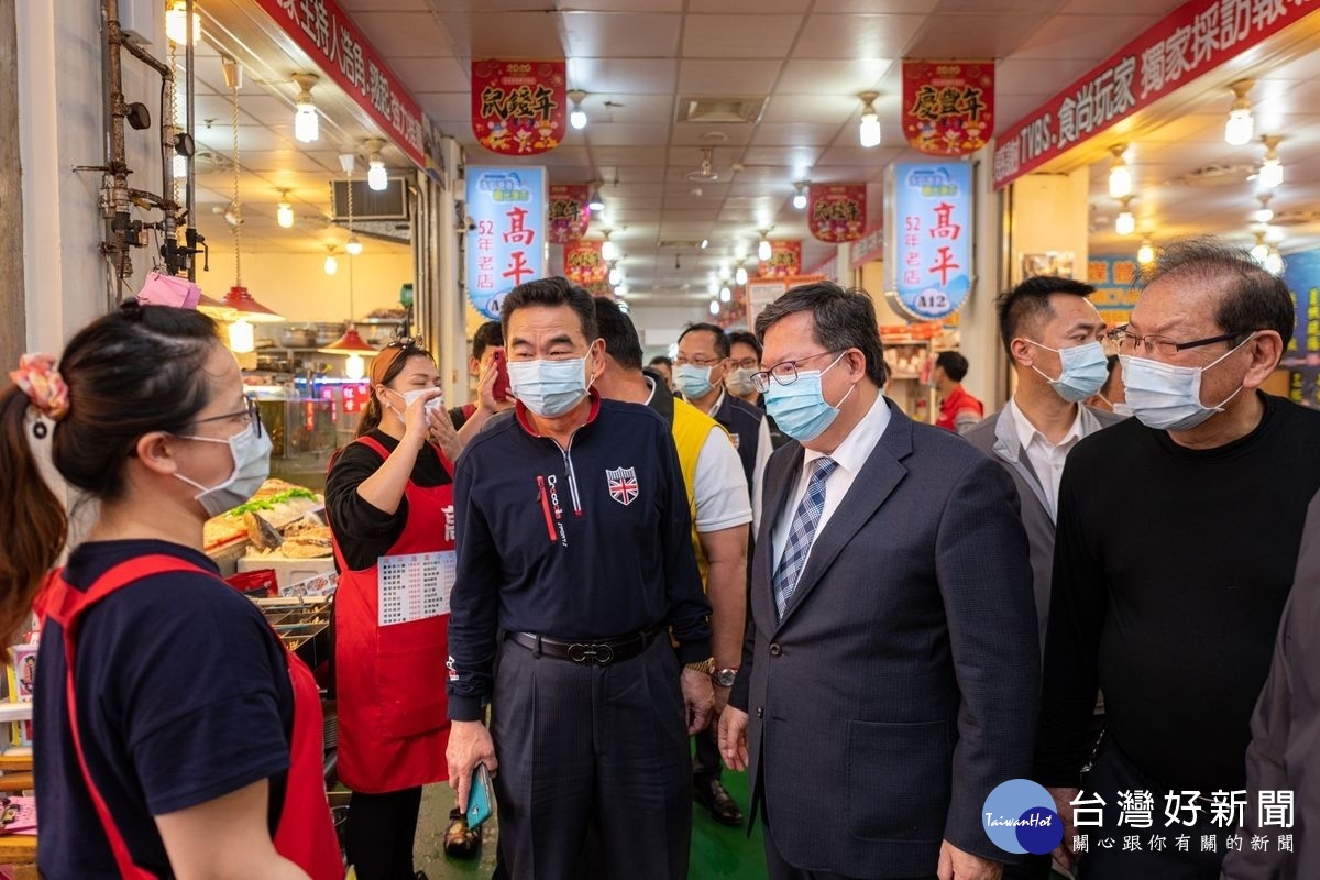 關心防疫措施，桃園市長鄭文燦視察永安漁港直銷中心。