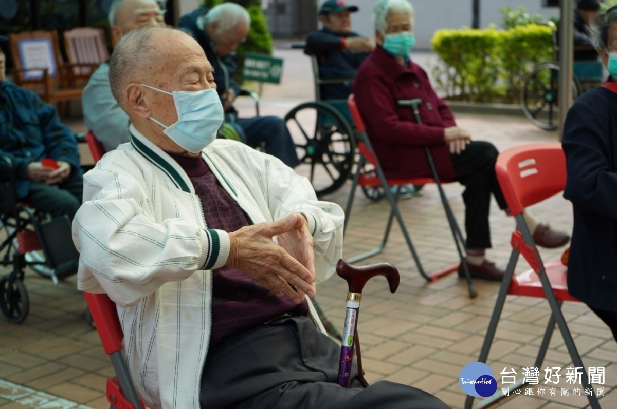 八德榮家辦理戶外手語教學 兼顧防疫與住民育樂需求