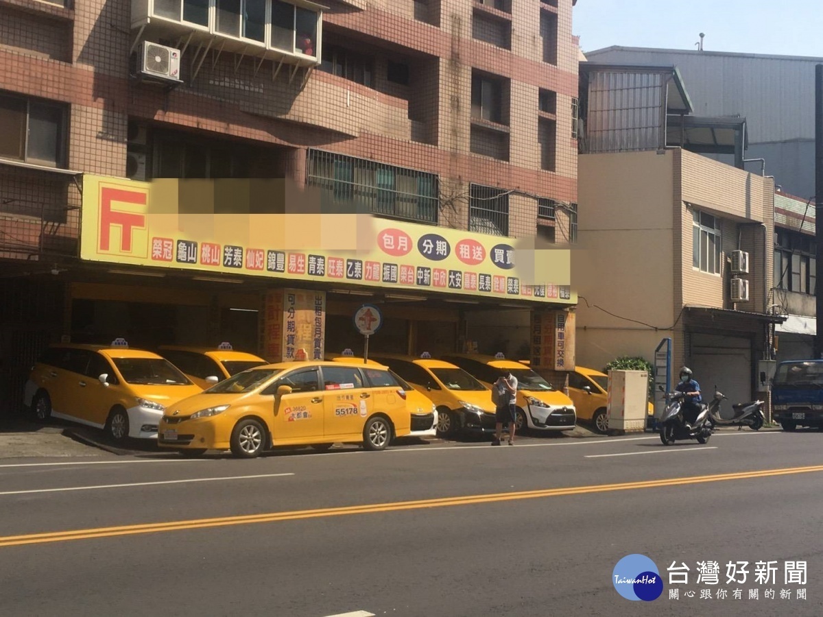 針對計程車、遊覽車客運業及小客車租賃業駕駛，在4月至6月期間，補貼駕駛人每月一萬元薪資補助，