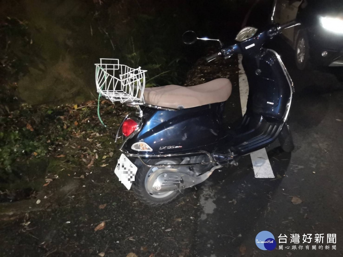 法籍男來臺賞桐花不慎摔車，熱心暖警助就醫及送返友人家。