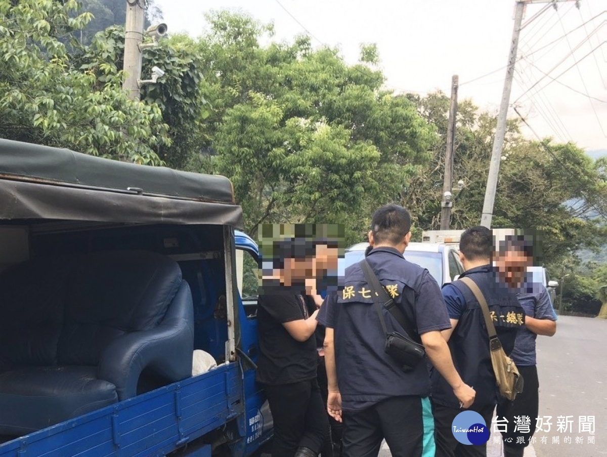 動保處會同內政部警察署保七總隊查獲高姓獵人等嫌，並於車上起出獵具58組及半成品獵具一批