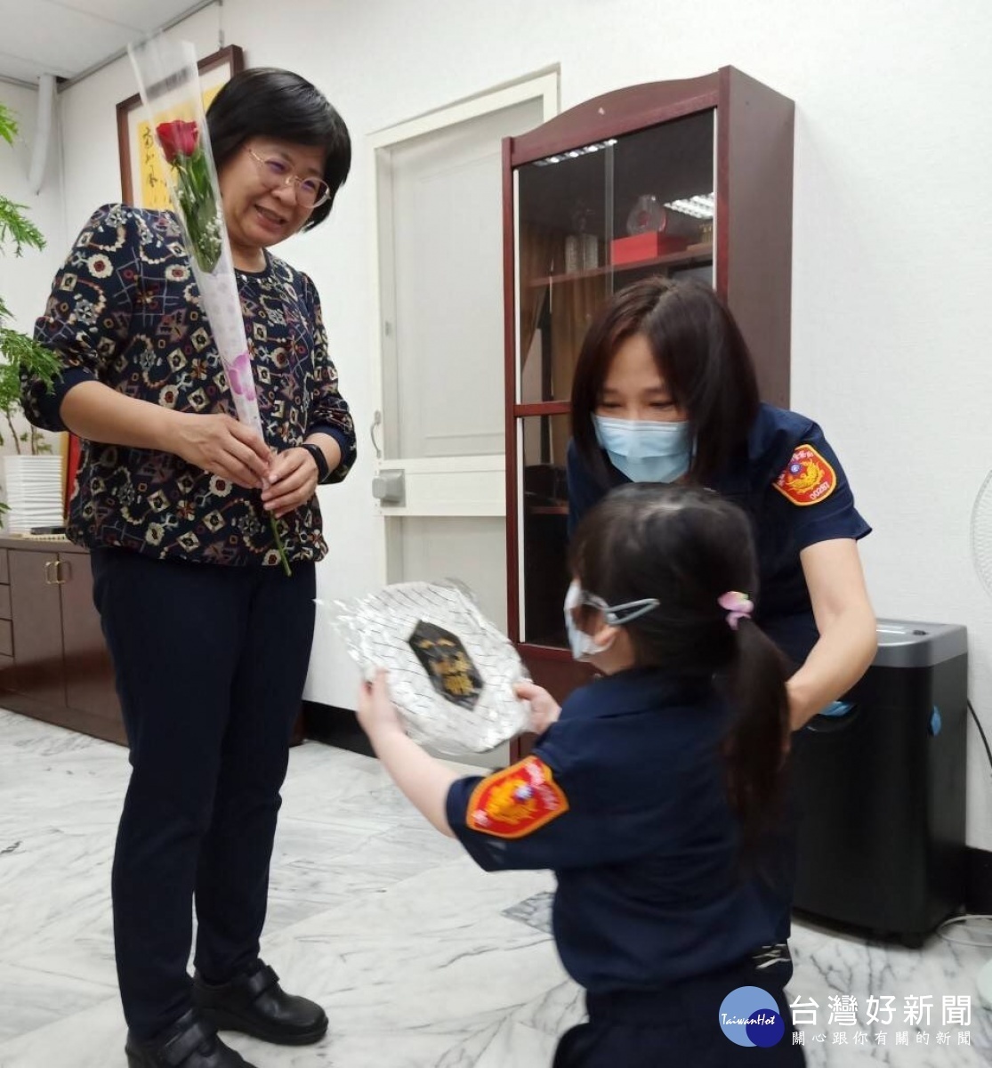 婦幼隊隊長盧昱嘉率同仁與身著小小警制服的可愛波麗士，手持鮮花與禮物，表達感謝之情、感恩之意。